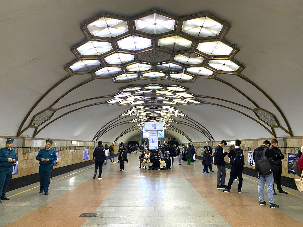 タシュケント地下鉄　メトロ　ノヴザ駅